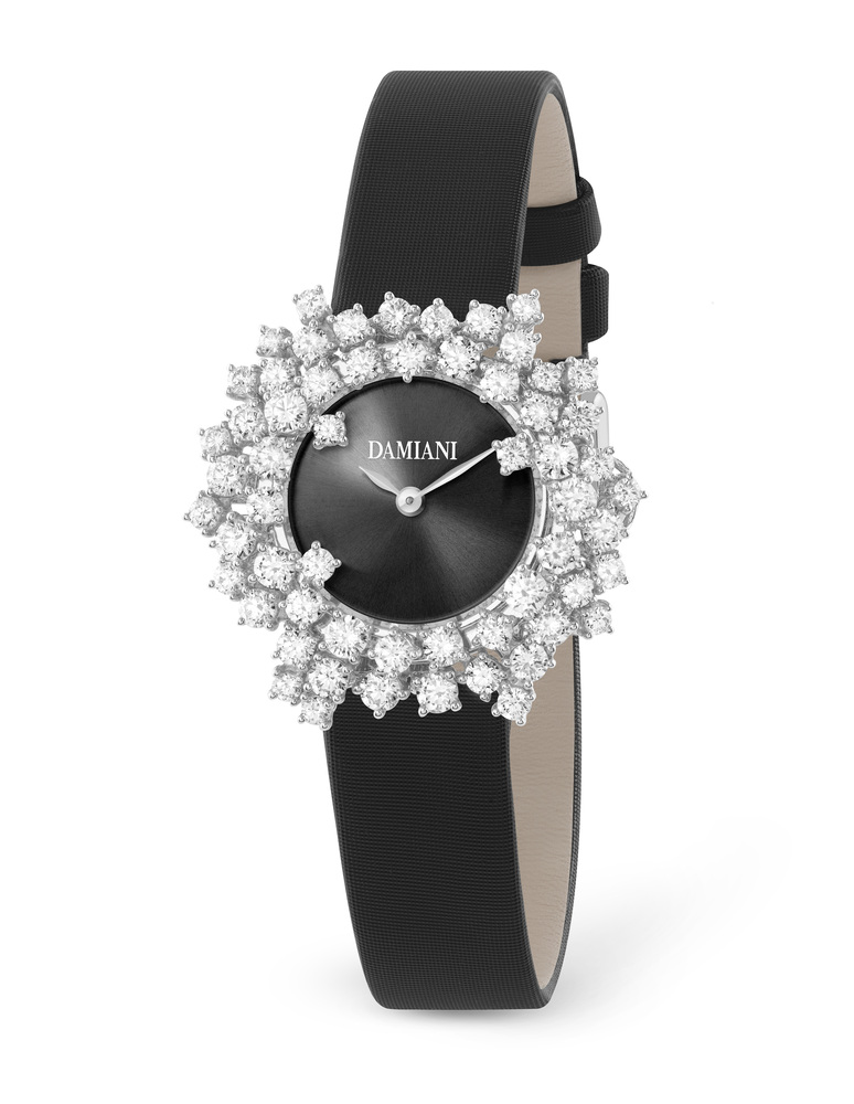 DAMIANI Mimosa含羞草18K白金鑽錶，黑色太陽紋錶盤與黑色緞面錶帶款，建議售價NT  898,000